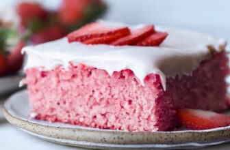 Strawberry Sheet Cake | Cookies and Cups