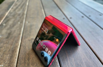 Motorola RAZR Plus, A Flip-style Cellphone With A Giant Cowl Display screen, The Finest Galaxy Flip 4 Competitor?